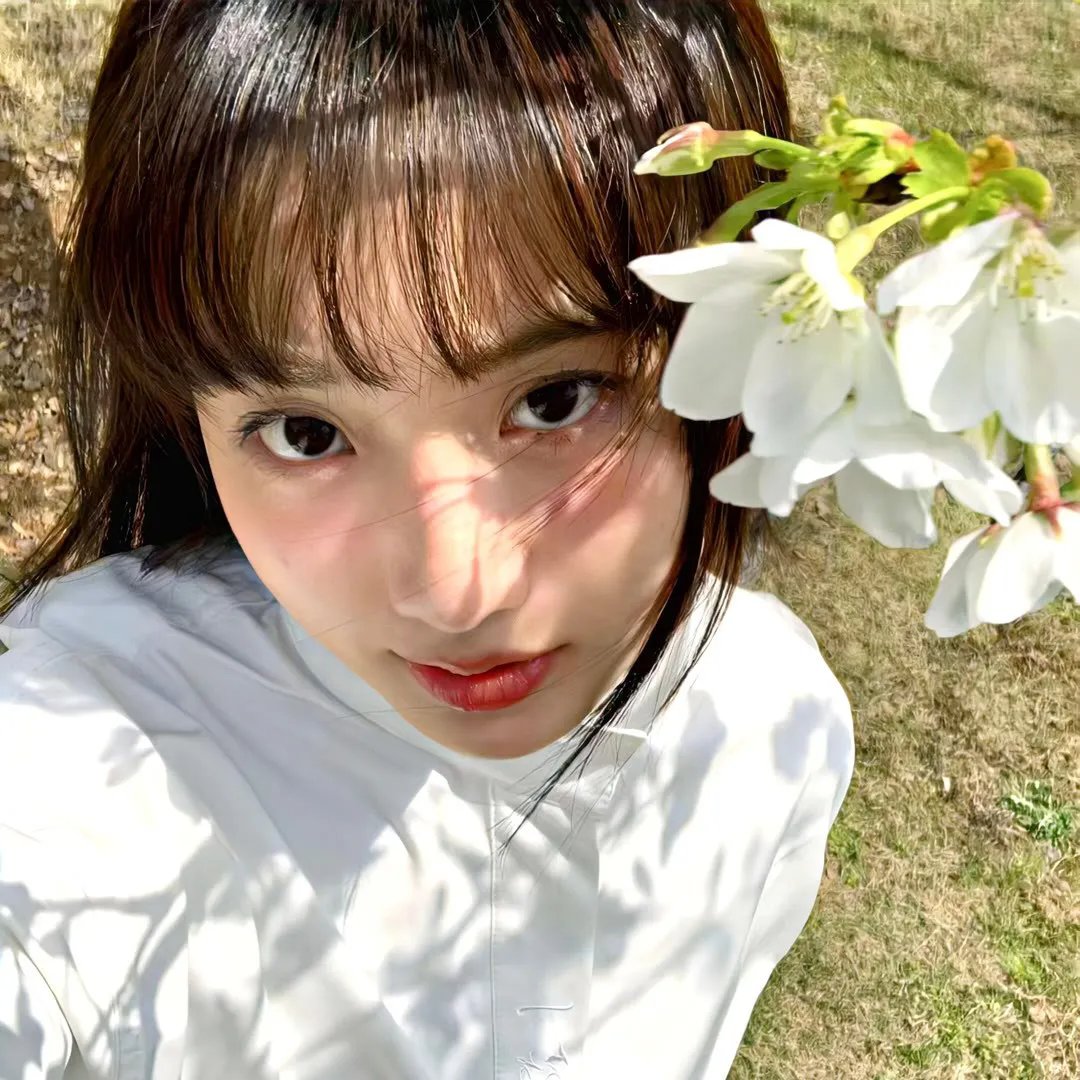 玻璃橱窗中的姑娘